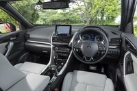 水平基調のダッシュボードにはシルバーのアクセントを大胆にレイアウト。上質さとスポーティーさを同時に追求している。