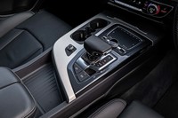 バイワイヤ式のシフトレバーを採用。オーソドックスなレバー式のため、他車から乗り換えても直観的に使える。スイッチを並べたような、あえて凝ったデザインにしなかったのには好感が持てる。