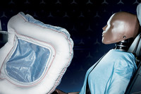 オプションで、メルセデス・ベンツ初の後席用エアバッグも用意される。