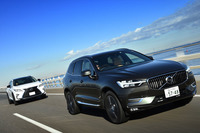 JC08モードの燃費値は、「XC60 T5 AWDインスクリプション」（写真手前）が12.6km/リッター、「RX200t“バージョンL”」（同奥）が11.8km/リッターと公表される。