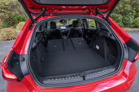 後席の背もたれを倒せば、荷室容量は最大1200リッターにまで拡大可能。