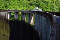 屋久島電工の尾立ダム。向こうには200万tの水を蓄えるダム湖が広がっている。2日続きの好天のため、この日は豪快な放水は見ることができなかった。残念。