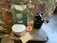 スタンドにはさまざまな実戦用グッズも展示されていた。右はコーヒー豆ひき。そして左奥が後述する「Kレーション」。