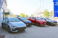 屋外展示の車両。写真向かって左から「MG3ハイブリッド＋」「MG4エレクトリック」「MG ZS」、そして「スバル・アウトバック」（日本名：レガシィアウトバック）。