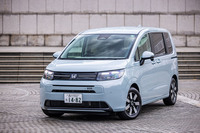 ファミリー向けとしてクリーンな印象に仕立てられたエクステリアデザインが特徴となる「フリード エアー」。今回は6人乗りの最上級グレード「e：HEVエアーEX」のFF車に試乗した。車両本体価格は304万7000円。