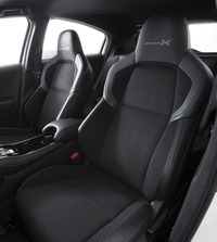 「ヴェゼル モデューロX」オリジナルのスポーツシート。快適性も追求したという。