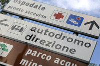 イモラサーキット正門前にて。「Autodromo」は「アウトードロモ」が適切であろう。