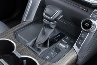 変速機は10段のトルコン式AT。ギアポジション表示プレートの右側はトランスファーの切り替えレバー。