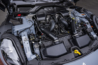 「ネットゥーノ」と呼ばれる3リッターV6ツインターボエンジンは最高出力550PS/6500rpm、最大トルク650N・m/2500-5500rpmを発生。フロントのバルクヘッドギリギリに縦置き搭載されている。