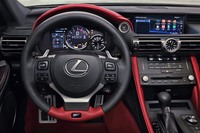 「レクサスRC F“パフォーマンスパッケージ”」のインテリア。専用のデザインと装備で仕立てられている。