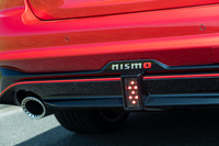 リアバンパー下部には他のNISMOロードカーとおそろいのフォグランプと「nismo」エンブレムが備わっている。