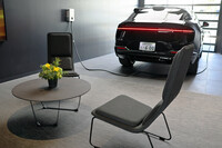 ショールームに併設されたガレージスペース。納車セレモニーや試乗時に用いられる。