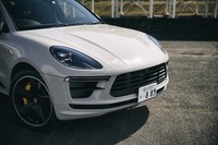 マイナーチェンジを機に、LEDヘッドランプのデザインも変更された。フロントグリルの開口部は大型化されている。