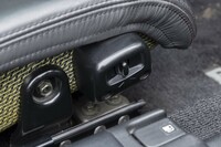 前後スライドのみながら、シート調整は電動式だ。