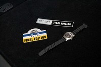 成約特典としてプレゼントされるステッカー2種とシチズン製腕時計。時計の裏蓋にもシリアルナンバーが刻まれている。