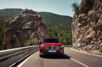 足まわりはフロントがストラットでリアがマルチリンク。日本仕様は全モデルにMアダプティブサスペンションが標準装備となるようだ。