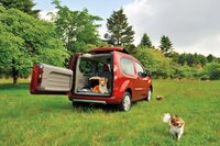 いまだにルノーの狂気として語り継がれる（笑）「カングー ビボップ」。ショートボディーで、自然吸気エンジン＋5段MTで、しかも非常にまだるっこしいオープントップ機構の付いた使途不明のカングーである。ルノーって、たまにこういうクルマを出すよね。うーん、ラブ。