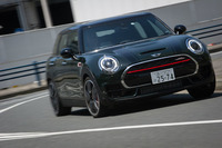 「ジョンクーパーワークス クラブマン」には、専用チューニングが施されたスポーツサスペンションやエレクトロニックディファレンシャルロックコントロール、ダイナミックスタビリティーコントロールなどが搭載される。走行性能が強化されているが、乗り心地ははっきりと硬い。