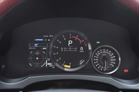 「RC F」専用デザインのメーターパネル。選んだドライブモードにより、デザインと表示内容が変化する。