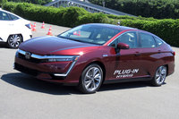 「クラリティ」のPHEVには、「アコード」シリーズに採用されていたハイブリッドシステム「i-MMD」の改良版が搭載されている。機構は1.5リッターガソリンエンジンと2基のモーターからなり、17kWhのリチウムイオンバッテリーにより、42マイル（約67.6km）の一充電走行可能距離を実現しているという（ホンダ車内測定値）。