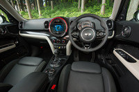 インテリアでは、パワーフローメーターとバッテリーの残量計が備わる専用メーターや、黄色いイグニッションスイッチなどが「クーパーS EクロスオーバーALL4」の特徴である。