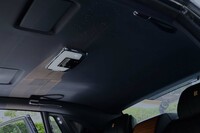 ルーフの内張り。劇中の名場面を飾ったスイス・アルプスの星座が、719個の“星”で表現されている。それも、1964年の撮影最終日におけるものを正確に再現したというから驚きだ。