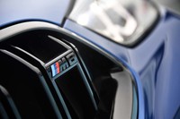 グリルの格子にも「M8」エンブレム。特別なハイパフォーマンスモデルであることがアピールされる。