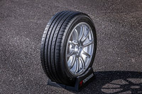 横浜ゴムが2018年11月27日にリリースした「BluEarth-GT（ブルーアース・ジーティー）AE51」。販売開始は2019年2月1日で、245/35R19 93Wから155/65R14 75Hの全57サイズをラインナップ。さらに2019年中に4サイズを追加する予定だという。価格はオープンプライス。