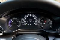 メーターパネルはセンターのみが液晶表示式で、左のパワーメーターと右の燃料＆電力計は針式。ハイブリッド車としての燃費と電気自動車としての電力消費率が必ず一緒に表示される。