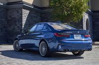 新型「B3」は、現行型の「BMW 3シリーズ」をベースとしたガソリンエンジン搭載モデルである。同じく「3シリーズ」を基にしたモデルとしては、ディーゼルの「D3 S」が存在する。