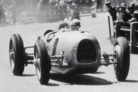 「タイプA」から「タイプD」までつくられた「アウトウニオンPヴァーゲン」。ミドシップのエンジンレイアウトが特徴で、「シルバーフィッシュ」とも、メルセデス・ベンツともども「シルバーアロー」とも呼ばれた。写真は1394年の「タイプA」。