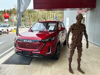 今回は、イタリアで存在感を高めつつある中国系ブランドについて。写真はBセグメントSUVの「EVO5」。 2023年3月、シエナ県の生協駐車場に地元販売店が展示していたもの。
