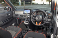 オレンジの差し色が目を引く「RS」のインテリア。ステアリングホイールも同車専用デザインで、シフトセレクター／シフトレバーは本革巻きとなる。