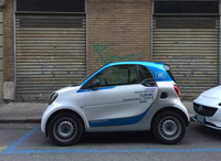 新型「スマート・フォーツー」を用いるカーシェアリング業者「CAR2GO」。本来なら有料である青線が引かれた路上駐車エリアも、CAR2GOなら無料である。トリノで。