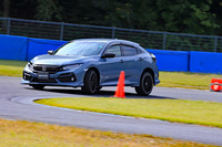 運動性能は実に優秀。ターンインは軽快で、コーナリング中に意地悪くブレーキを踏んでも、ぐいっとノーズをイン側へと向ける。