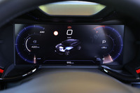 メーターパネルは、選択した「DYNAMIC」「NATURAL」「ADVANCED EFFICIENCY」の各ドライブモードに連動してデザインが変更される。写真はNATURALの表示デザイン。