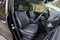 「ZG」のシート表皮は合成皮革が標準。試乗車に装備されていた本革シートは有償オプションである。