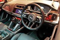 10インチと5インチのデュアルタッチスクリーンで構成される最新インフォテインメントシステム「Touch Pro Duo」をジャガーとして初めて採用。