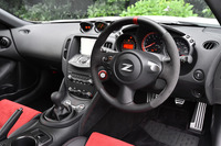 インテリアでは、赤いセンターマークの付いた本革とアルカンターラのコンビステアリングホイールをはじめ、各所に「NISMO」専用のパーツが用いられている。