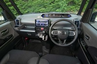 グローブボックス上部やステアリングポスト上部などいたるところに収納が設けられたインストゥルメントパネル。「カスタム」ではブラックを基調に、シルバーのアクセントが加えられる。