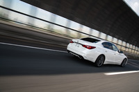 ボディーカラーは試乗車の「ブリリアントホワイトパール」を含む全9色。他のグレードには設定のある「ラディアントレッド」は用意されていない。