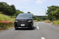 「アルファード スペーシャスラウンジ プラグインハイブリッド」は、車重がほぼ2.5tとなるスーパーヘビー級。しかし多くの走行シーンでは、重さによるデメリットよりも、床下に電池を配置した低重心化によるメリットのほうが上回っているように感じられた。