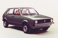革新的なコンパクトカーとして1974年に誕生した「フォルクスワーゲン・ゴルフ」。FFの駆動レイアウトとハッチバックのボディー形状による合理的なパッケージが特徴で、世界中のメーカーからフォロワーが生まれた。