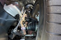 足まわりではスプリングやスタビライザーの変更により、ロール剛性を11％向上。ダンパーも径を拡大してバルブを最適化したことにより、入力初期や微低速走行時の応答性を高めている。