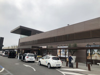 フィレンツェ空港のターミナル。目下滑走路1本のみののどかなエアポートだが、第2滑走路の建設計画がスタートしている。