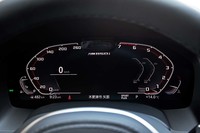 BMWライブコックピットプロフェッショナルと呼ばれるディスプレイシステムを採用。12.3インチサイズのフルデジタルメーターパネルには、ナビゲーションマップなども表示可能。ヘッドアップディスプレイも標準装備されている。