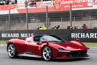 跳ね馬のお祭り、フィナーリ・モンディアーリに登場した最新モデルの「デイトナSP3」は、熱狂的なファン“ティフォシ”の目をくぎづけにしました。（photo：フェラーリ）