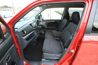 法規の変更により大きくなったフロントシート。助手席の座面を引き上げると、通称“バケツ”と呼ばれる取り外し式のアンダーボックスにアクセスできる。