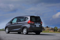 
	2016年9月に発売された、2代目「フリード」。6人乗りまたは7人乗りの3列シートを装備する。ほかに、福祉車両や2列シート仕様の「フリード＋」もラインナップされるなど、バリエーションは豊か。
	