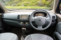 マイナーチェンジにより、シート形状があらためられ、シートクロスと同素材のドアトリムも与えられた。写真は「MARCH」のロゴをモチーフにした柄が配された「シグネチャーパッケージ」装着車。